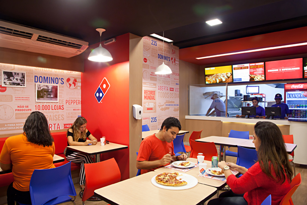 Domino's Pizza cria novo modelo de loja para interagir com cliente